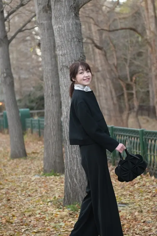 エクラプレミアム E by eclat　優美なセミワイドパンツ着用　50代ファッション