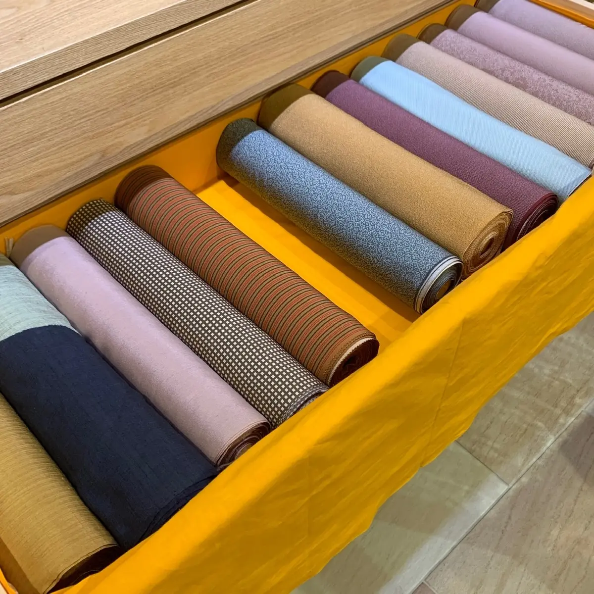 右半分　江戸小紋　左半分　小紋の反物