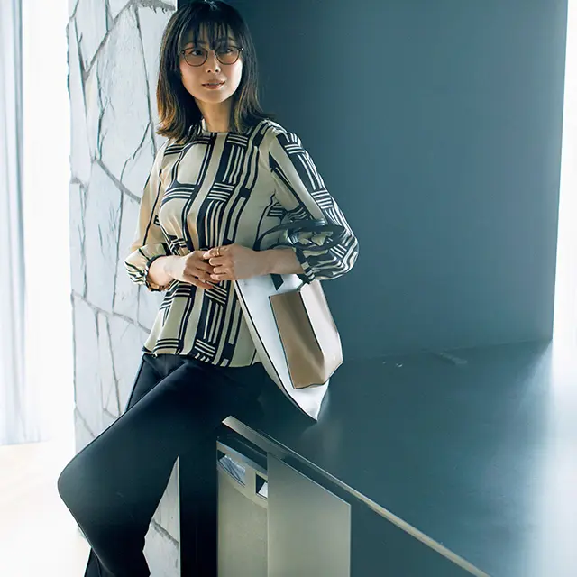 モノトーン＆大胆柄の効果で、シャープ見えする七分袖ブラウス