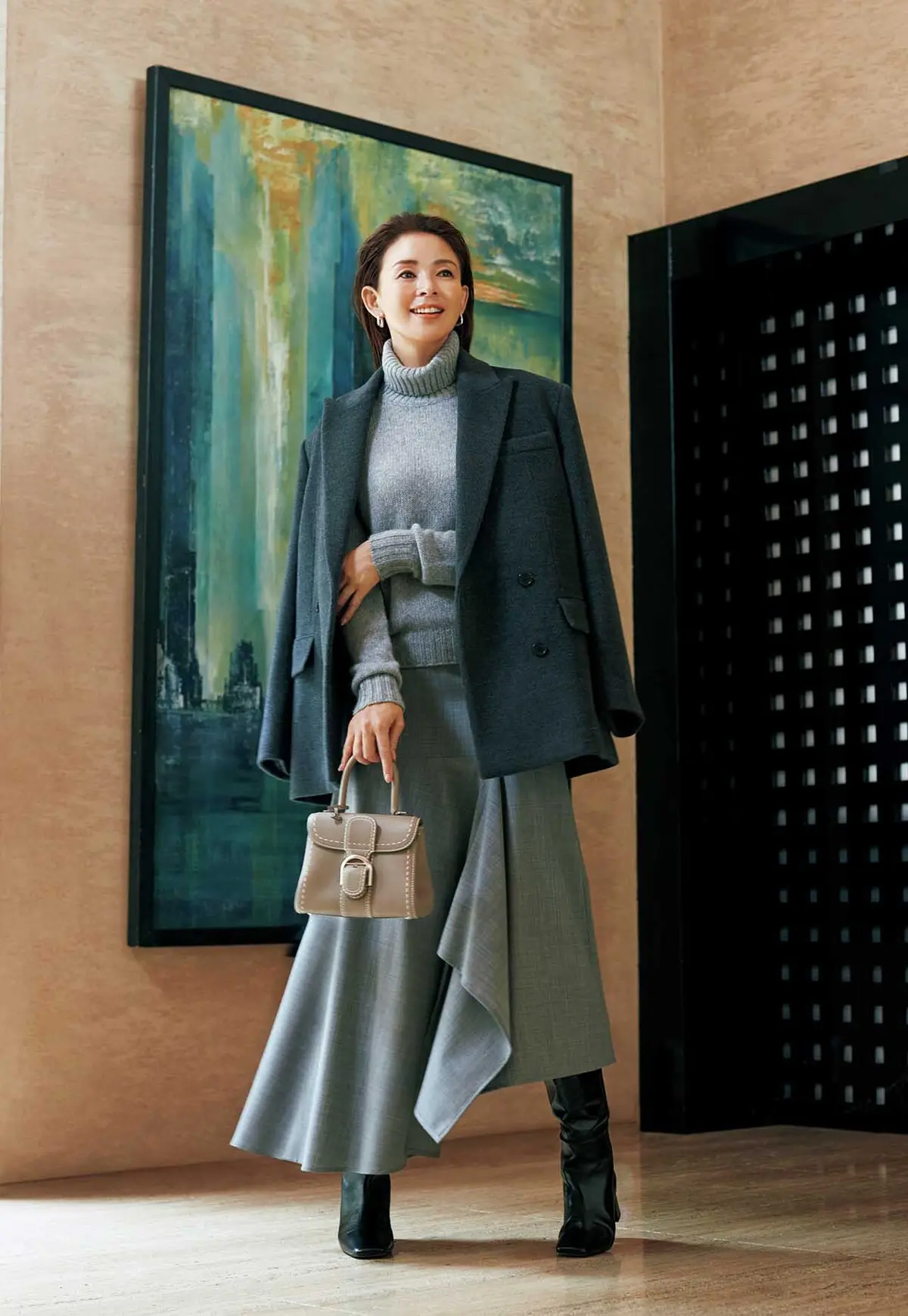 ラ ッ フ ル へ ム の 　　アシンメトリーな揺れ感が、 　守りに入らない感性を主張