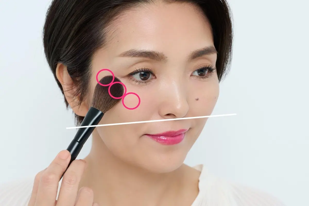 OurAge×Webエクラ　青みピンクチーク　入れ方　頰の中央からこめかみに向かって、チークを置くようにしてのせる