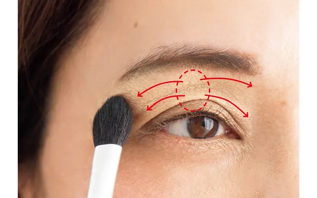 ハイライトカラーは眉じりの外側まで広く