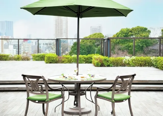 新緑を望む「セレニティ・ガーデン」