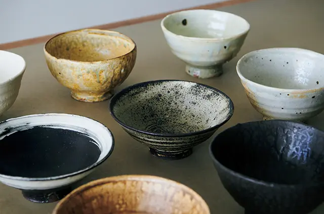 どっしりとし た碗はごはんや料理が柔らかくおいしく感じられる。 すべて山田隆太郎「碗」（φ13〜16×H5〜9㎝）￥5, 000〜15,000　
