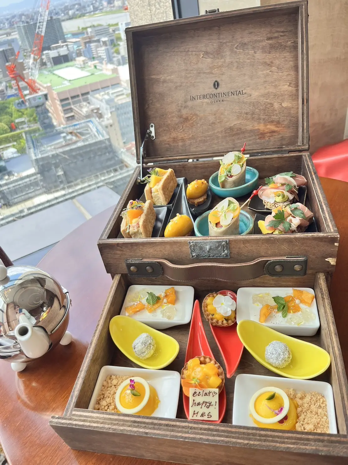 箱ごとテーブルへ運ばれ、オープンしてくださいましたらば、やば！