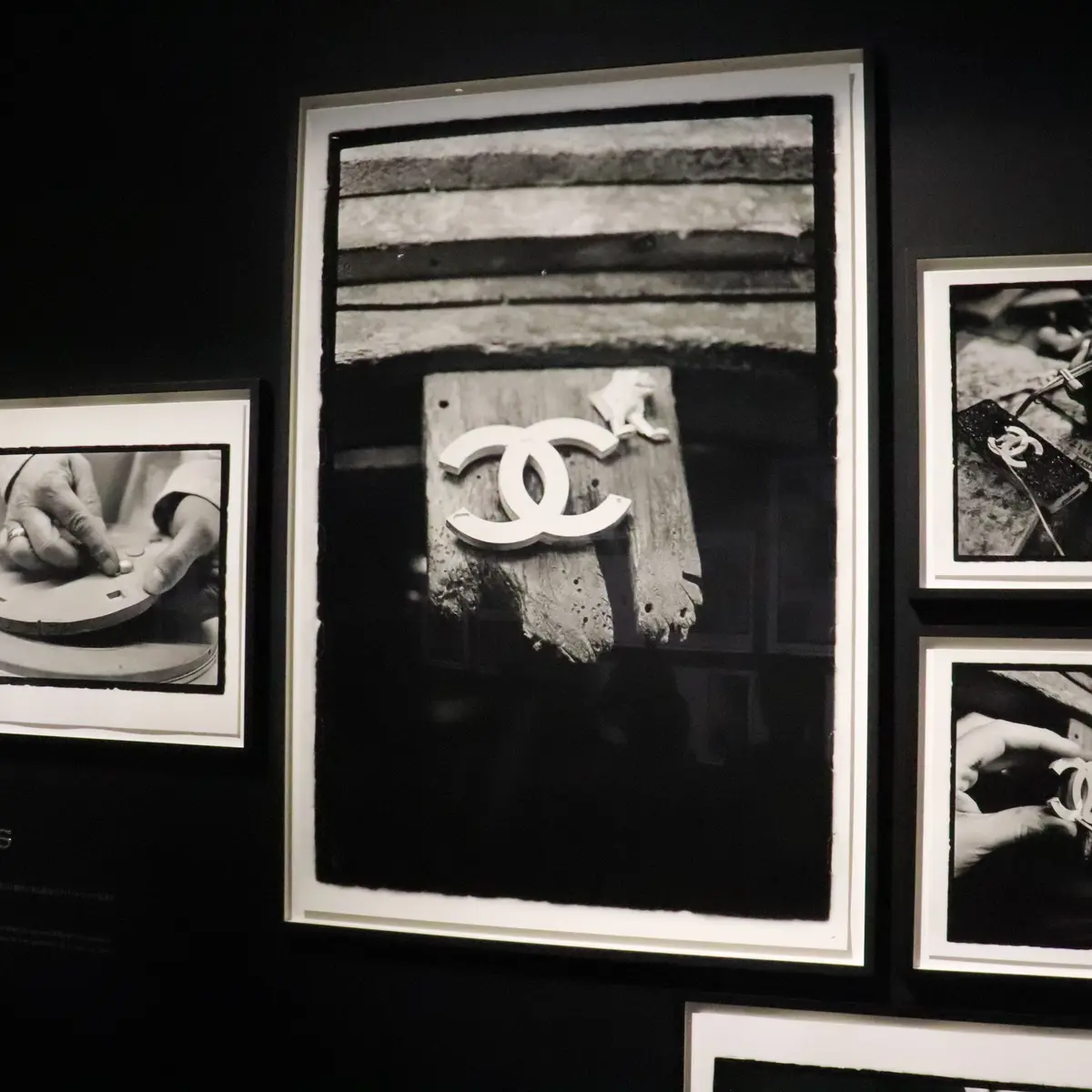 アンヌドゥ ヴァンディエールの展覧会「amainsleveesシャネルを紡ぐ手」