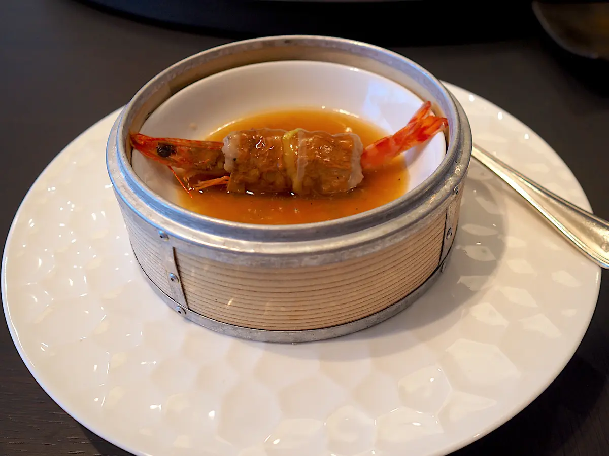 「愛知尾州豚」車エビの湯葉巻きのオイスターソース煮込み　ジャスミンのミスト