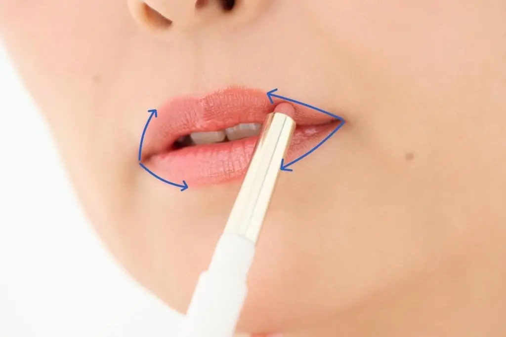 OurAge×Webエクラ　唇のしぼみ感、くすみを解消するリップメイク　やり方　リップライナーで、リアルな輪郭の「外側」に輪郭を描く