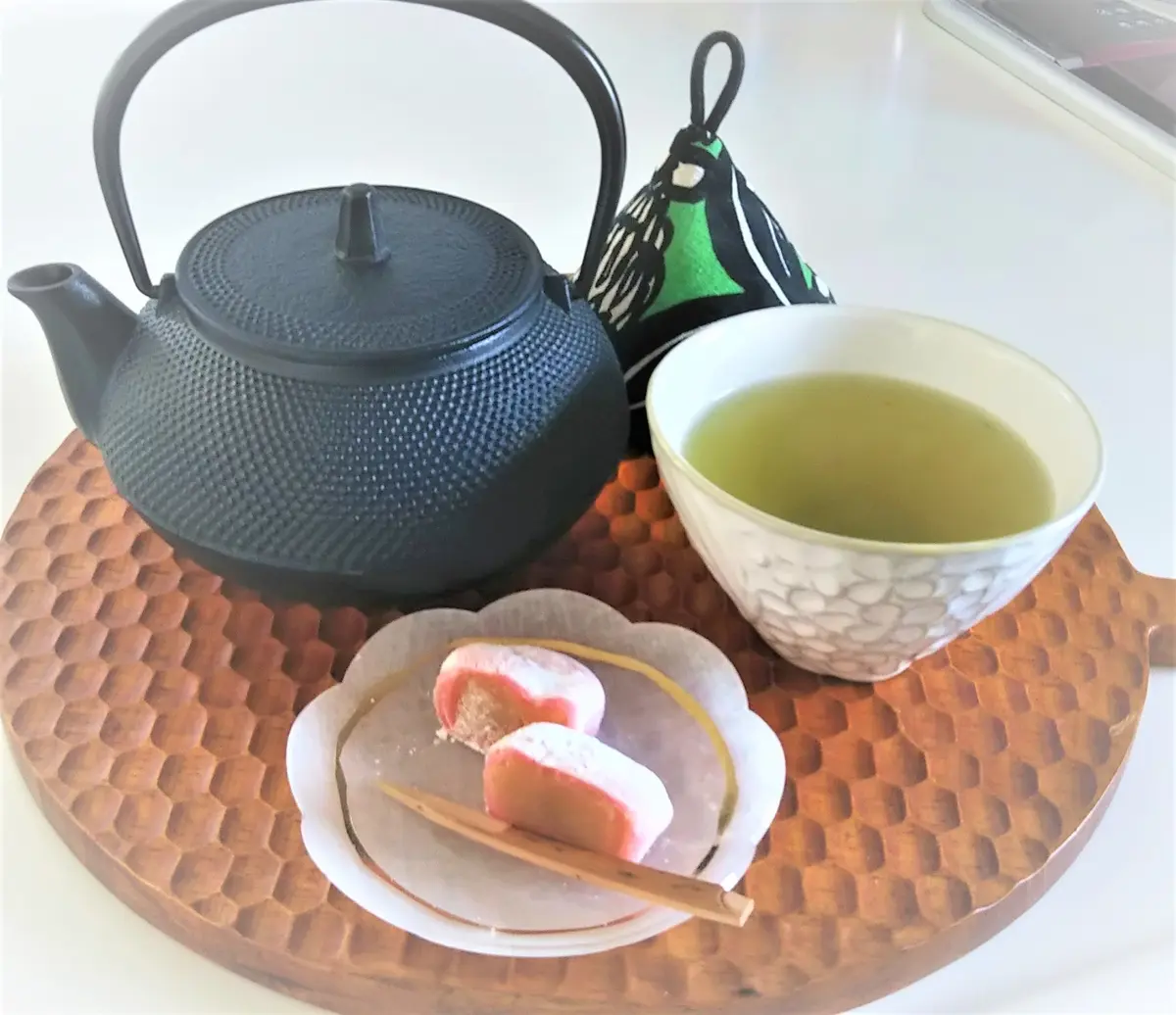南部鉄瓶で和菓子のティータイム