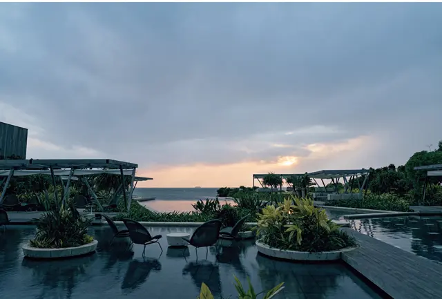 「Travel＋Leisure Luxury Awards Asia Pacific 2023」のホテル・プール部門で1位を獲得。夕暮れ時に温かいプールでくつろぎながら楽しむアペリティフは格別