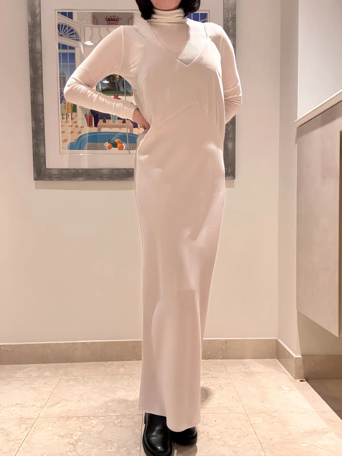 サテンワンピースでワントーンコーデの画像_5