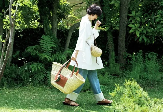 （上から）バスケットバッグ ラージ（34.5×57×30）￥72,600・ウォーターメロンコインパース￥55,000・ムーンシェルバッグ（18×22.5×16）￥80,300・ドレス￥155,100・デニム￥92,400・靴（参考商品）／ロエベ ジャパン クライアントサービス（ロエベ）　