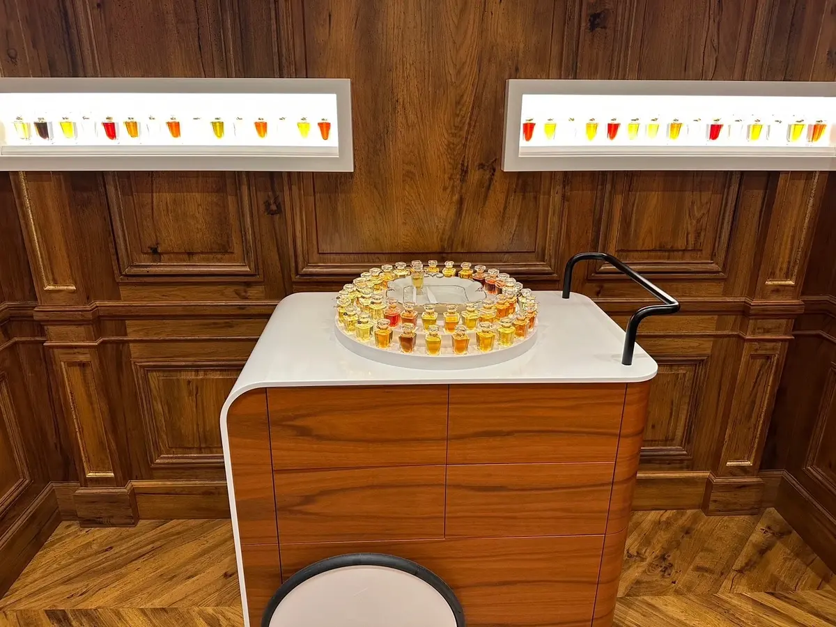 重厚なインテリアの店内に香水が輝いています！