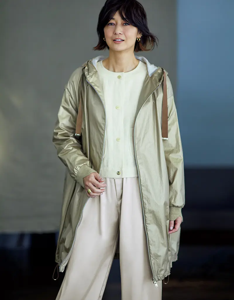 柔和なゴールドカラーのライトコートが軽やかに、今どきのリュクスと洗練を約束