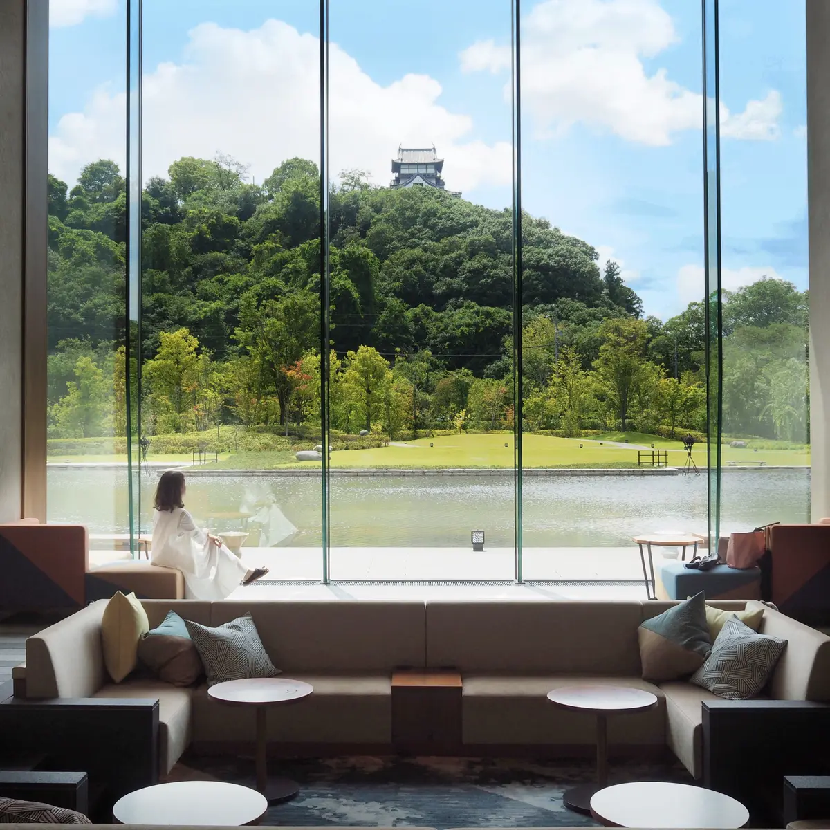 犬山城を見上げる「ホテルインディゴ犬山有楽苑」のロビー。