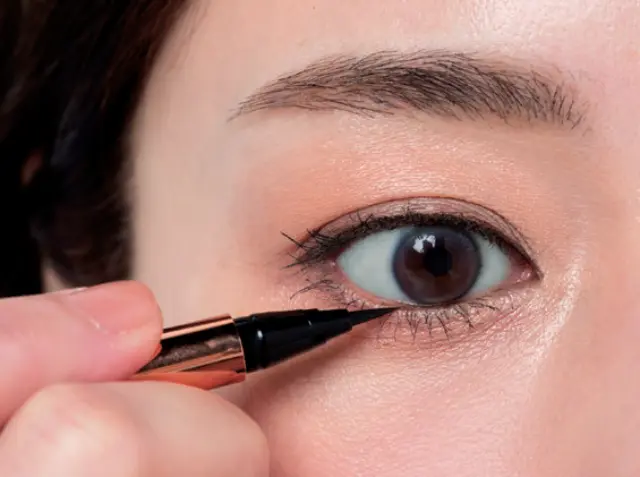 ヘアメイク　広瀬あつこ　縦幅拡大アイメイク　アイライナーの入れ方　STEP２