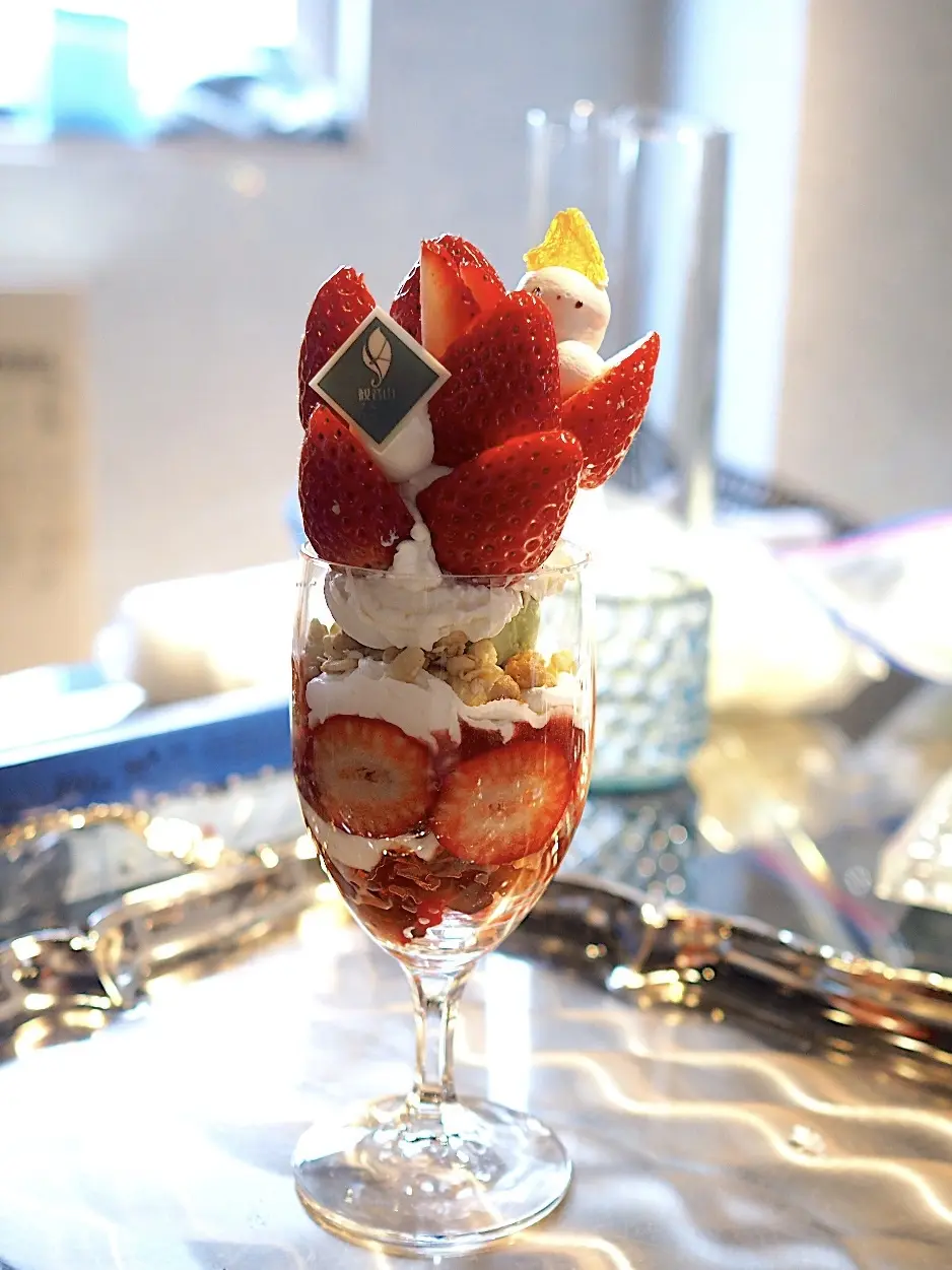 観音山フルーツパーラーのいちごパフェ