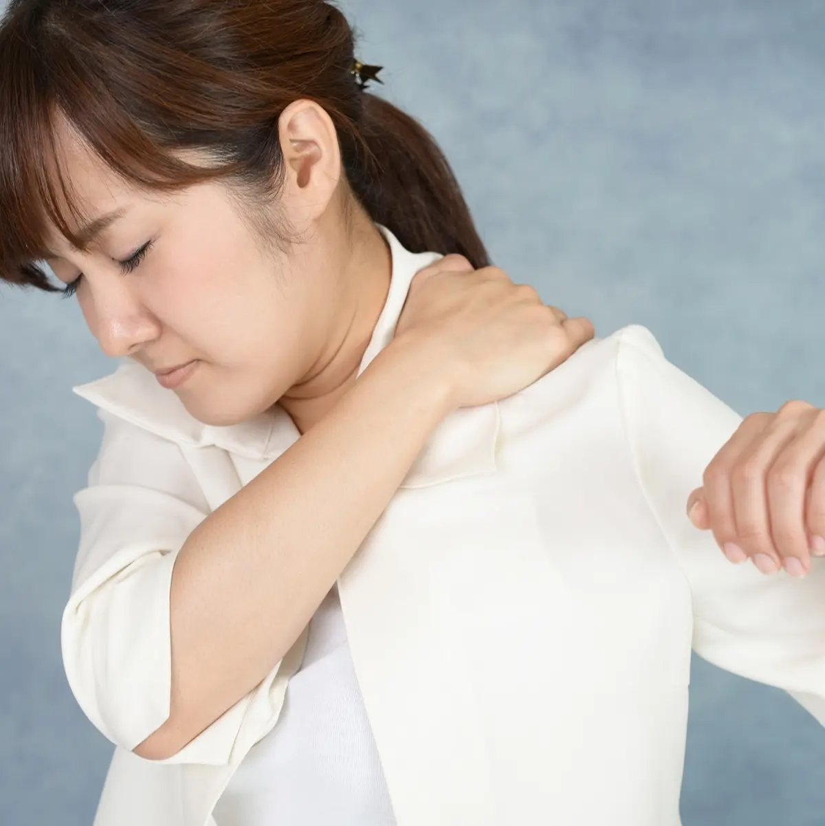 五十肩に悩む女性