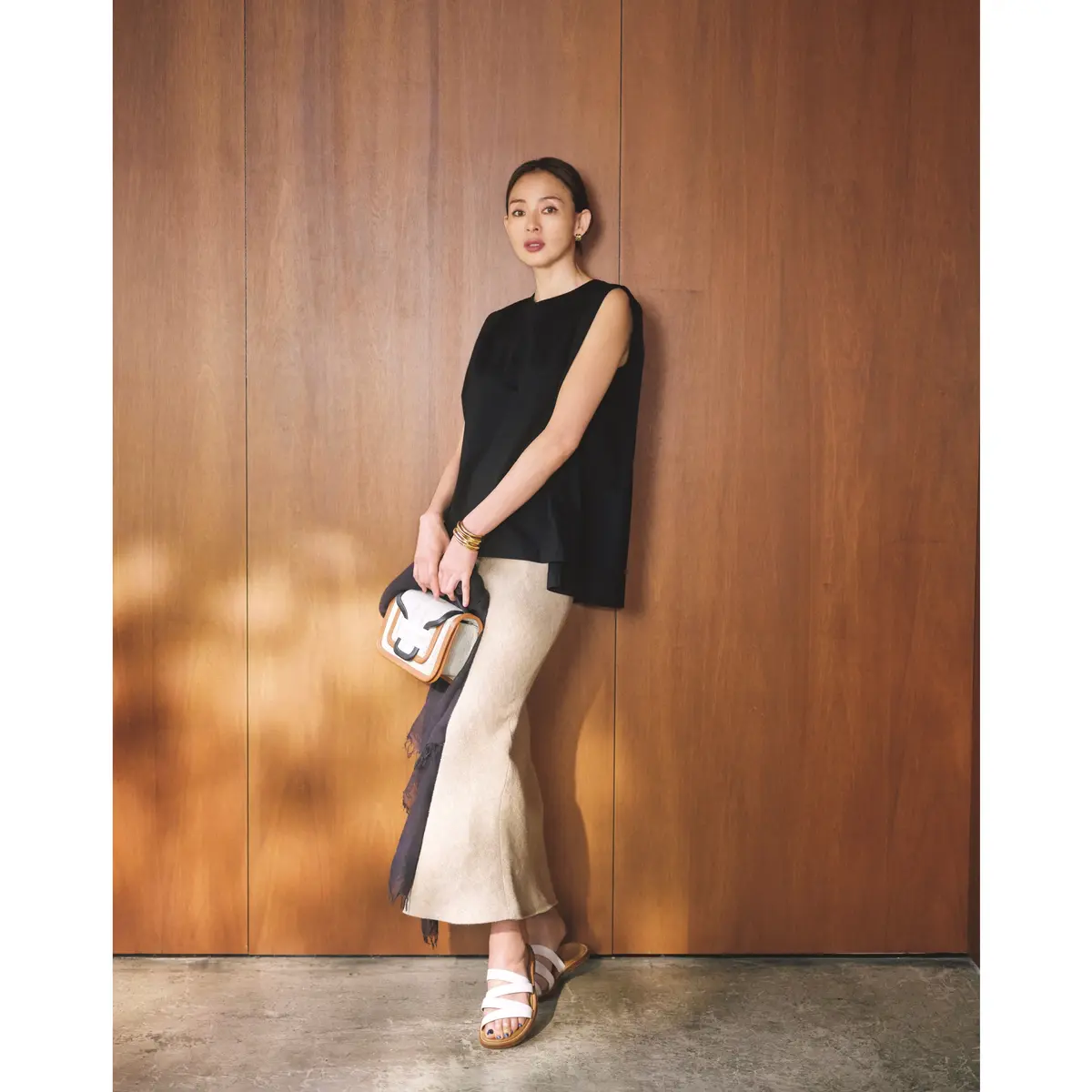 黒ノースリーブトップスにベージュタイトスカートを合わせたコーディネート　モデル・SHIHO