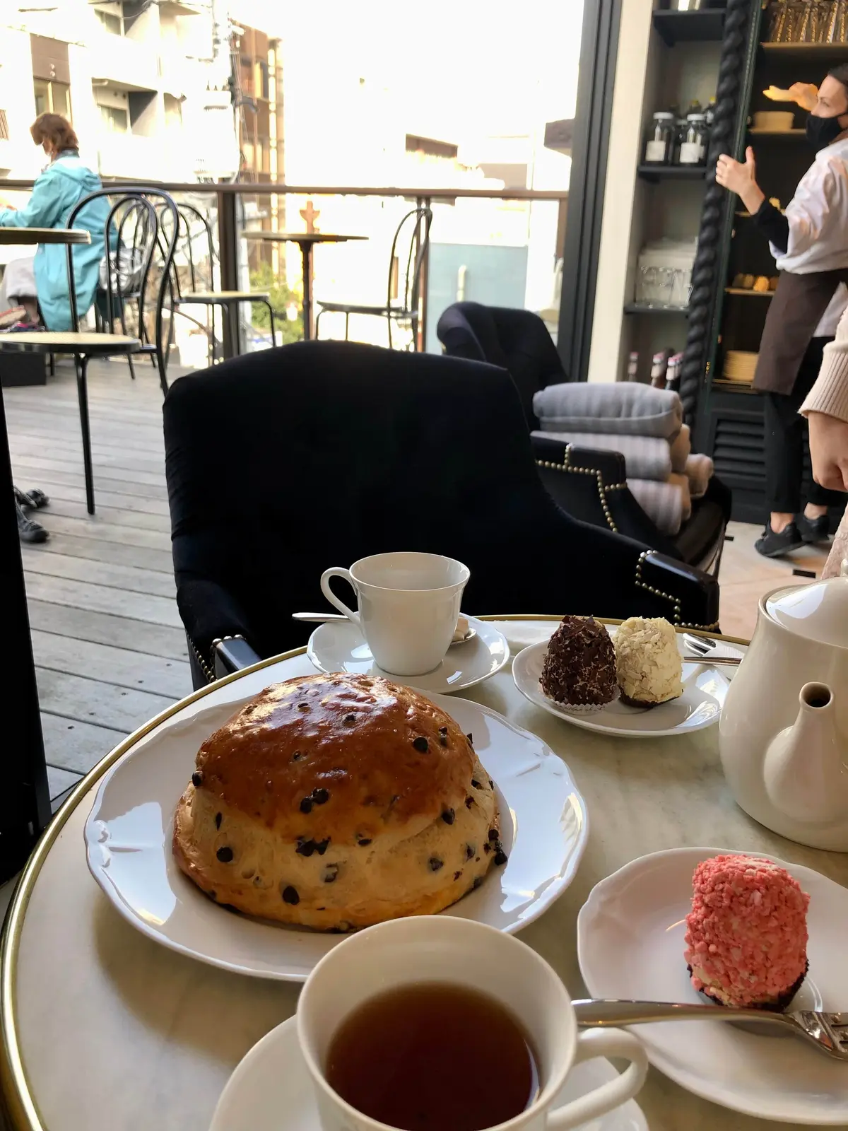 紅茶。ホットティー。アールグレイ。スイーツ。メルベイユ。スイーツ。専門店。Aux Merveilleux de Fred（オー・メルベイユ・ドゥ・フレッド）。ブリオッシュ。