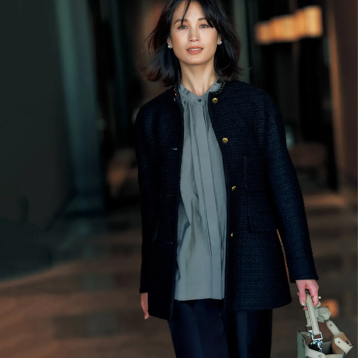 ネイビージャケットとブラウスのコーデ　モデル・黒田エイミ