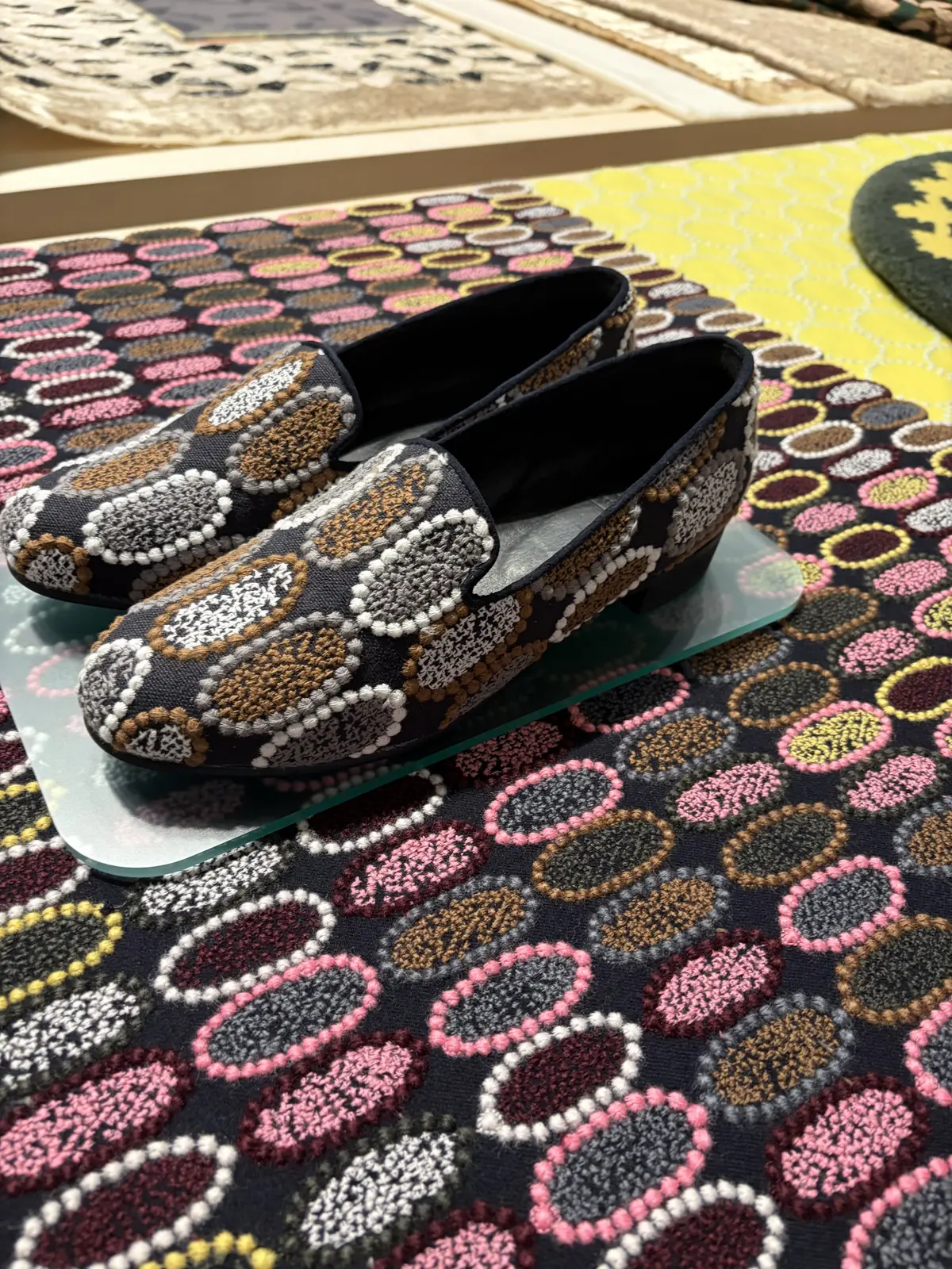 ピンクやブラウン、グレーなどカラフルなタンバリン柄のシューズ