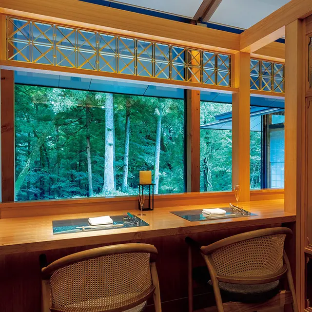 「日本料理 節中」の2名席は、 庭の緑を望める個室仕立て　