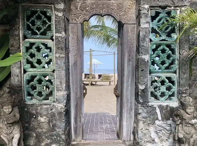 タンジュンサリ　向こうに見えるのは海