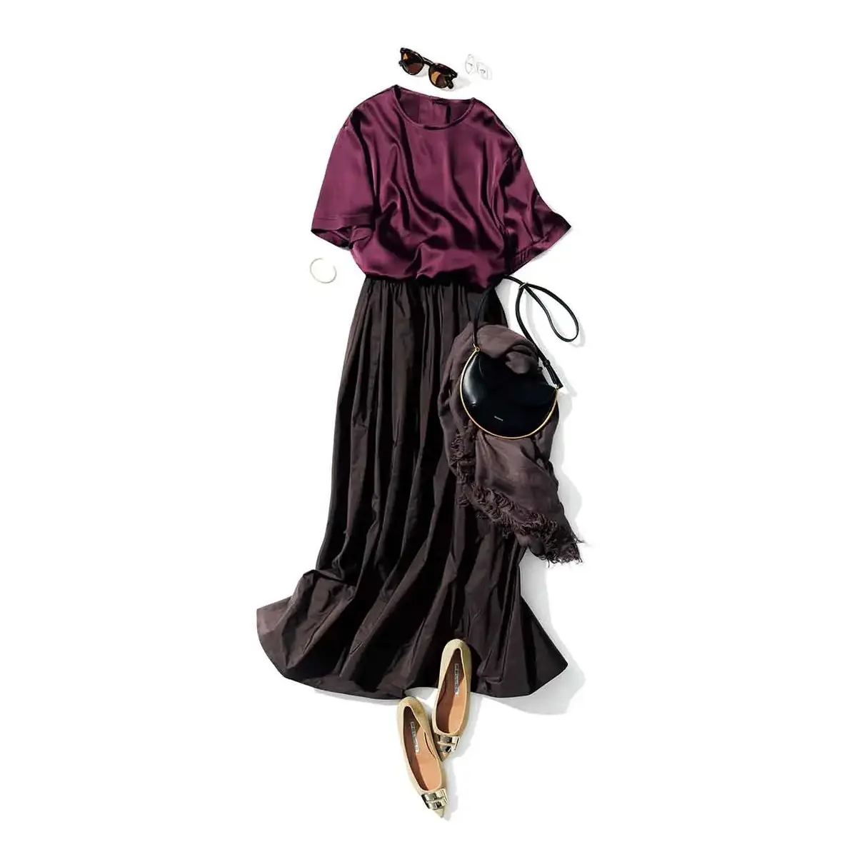 大人のエレガンスを約束する、タフタ素材のブラウンスカート