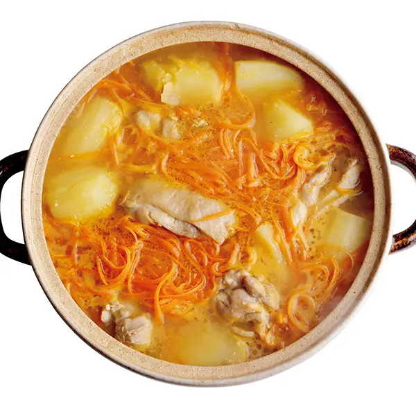 料理家ウー・ウェンさんの鶏肉とじゃがいも、にんじんの味噌鍋レシピ