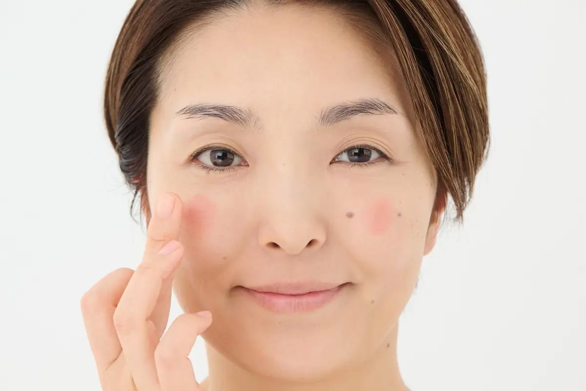 OurAge×Webエクラ　血色仕込みメイクプロセス　ピンクベージュのフェイスカラーを頰に