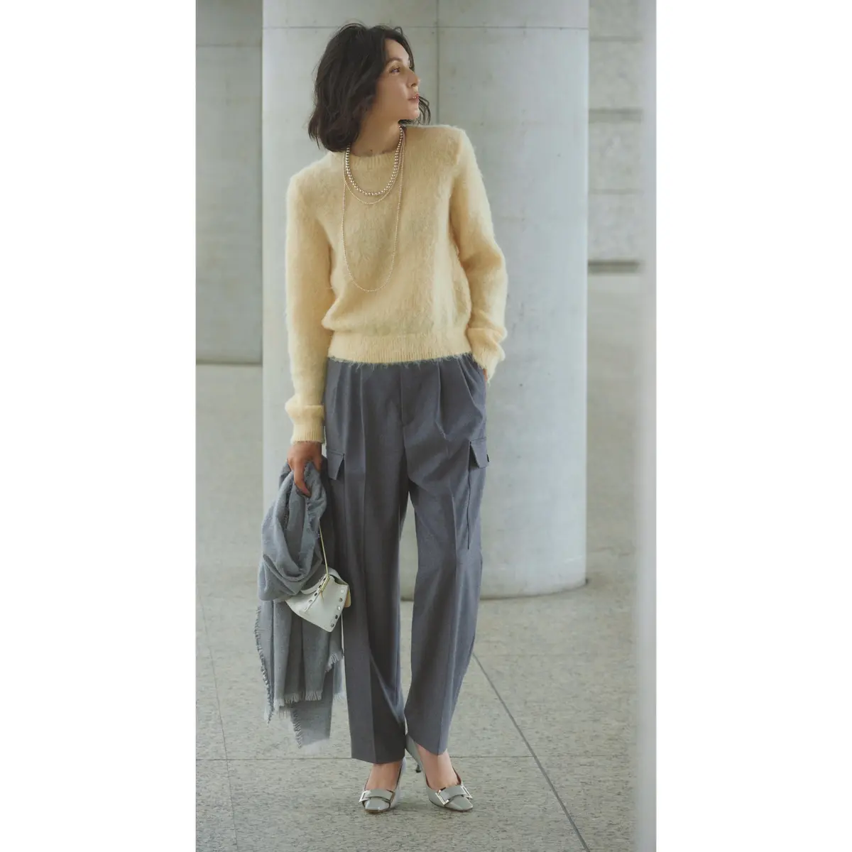イエローニットとグレーパンツのコーデ　モデル・田沢美亜