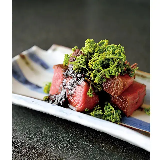 和牛の炭火焼き。希少な花山椒をたっぷり添えて