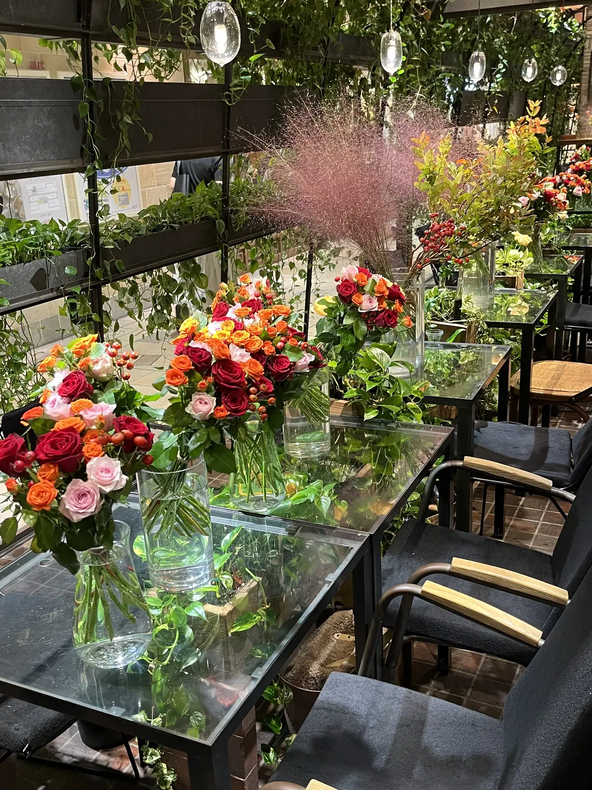 バラのブーケとアフタヌーンティーの画像_9