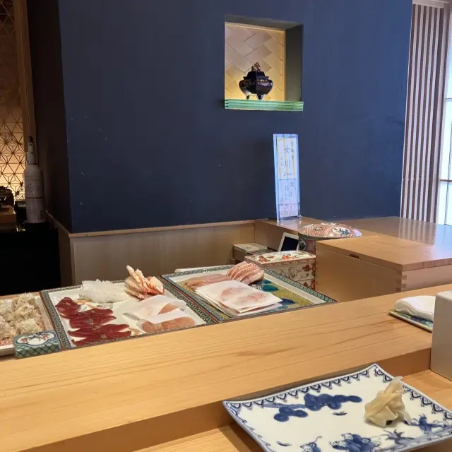 大人気寿司店の個室カウンターの画像_3