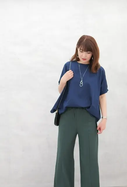 GUのパンツとネイビーブラウス、シルバー系のアクセサリーでコーディネート