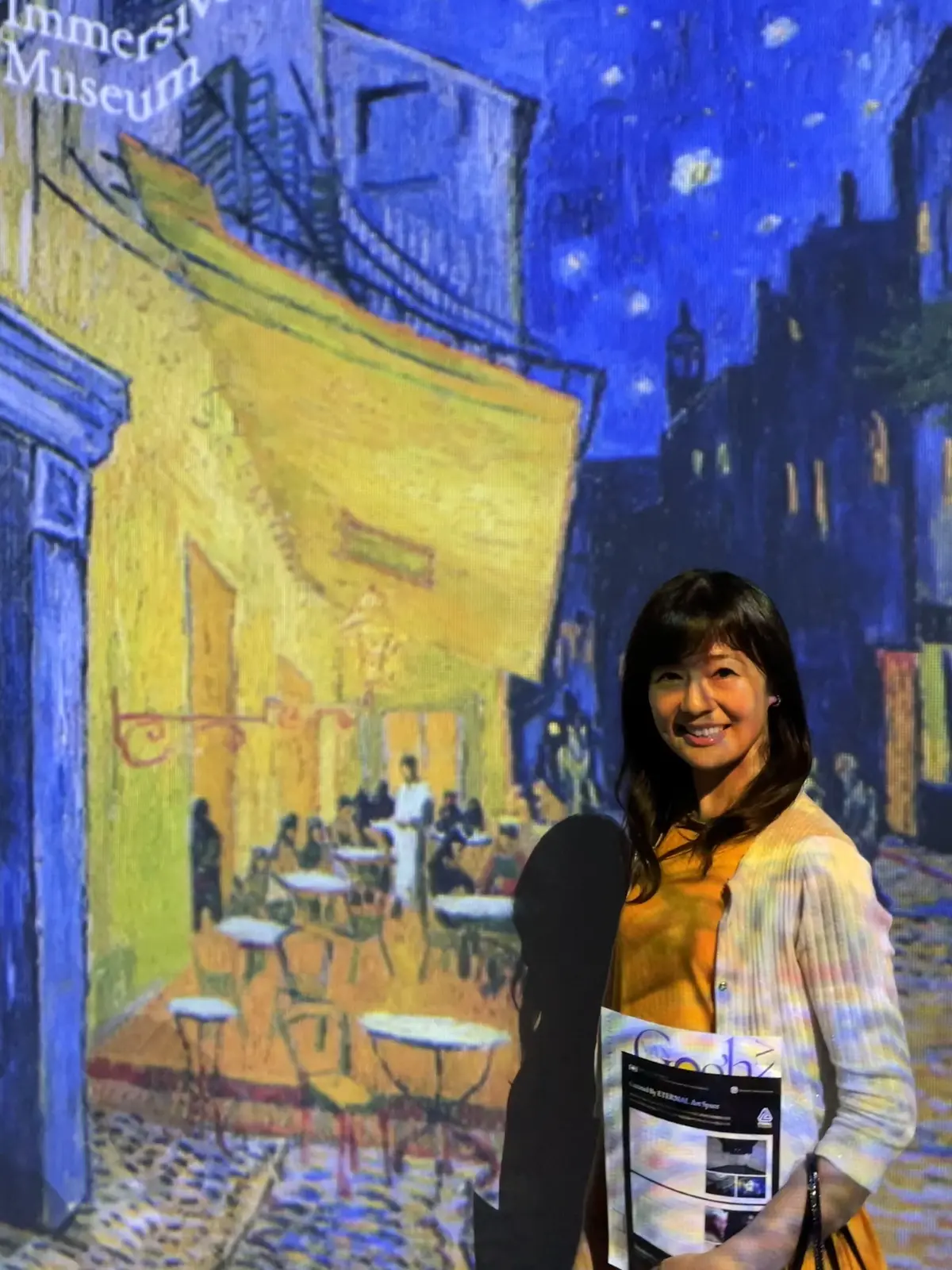 Immersive Museum TOKYO 2023、イマーシブミュージアムTOKYO 2023、オレンジ、ワンピース、ワンピースコーデ、ハロウィン、秋、ハロウィンコーデ、秋服、秋服コーデ、カーディガン、ゴールド、ベージュ、シャンパンゴールド、ボレロ、ベージュカーディガンボブ、ボブヘア、ゴッホ、夜のカフェテラス、絵画、名画、フィンセント・ファン・ゴッホ、フィンセント・ヴィレム・ファン・ゴッホ、ポスト印象派、印象派