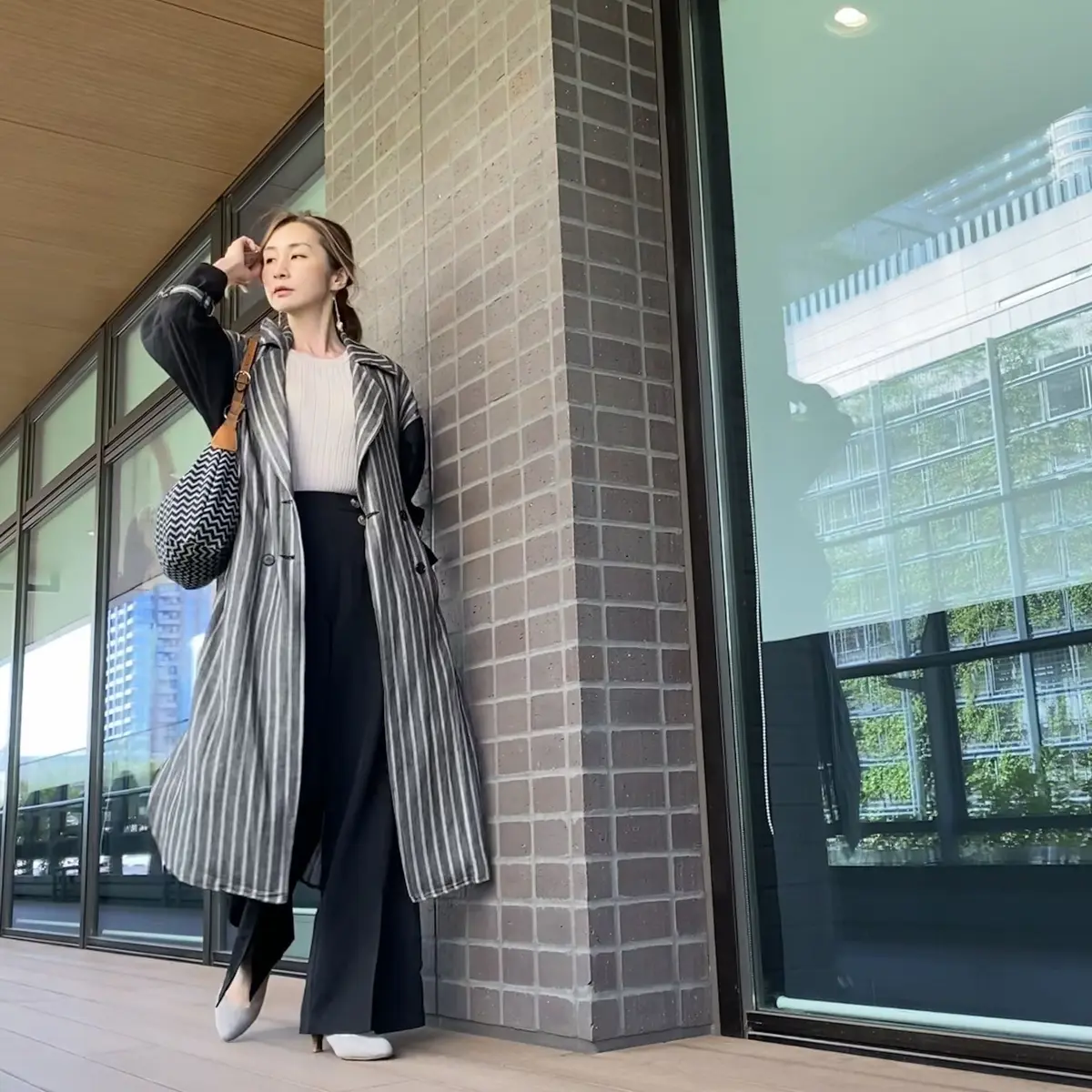 ブラックのワイドパンツ