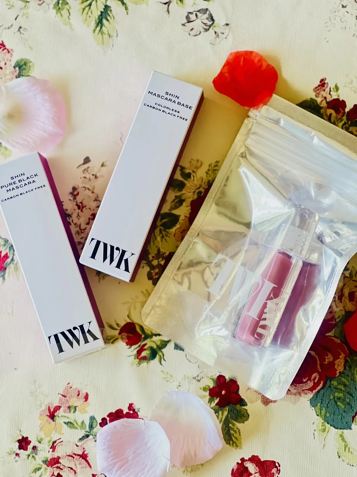 左からマスカラとマスカラベースとチーク&リップ