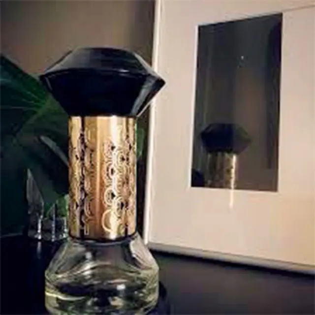 砂時計型のディフューザーで 優しくバラが香りたつ