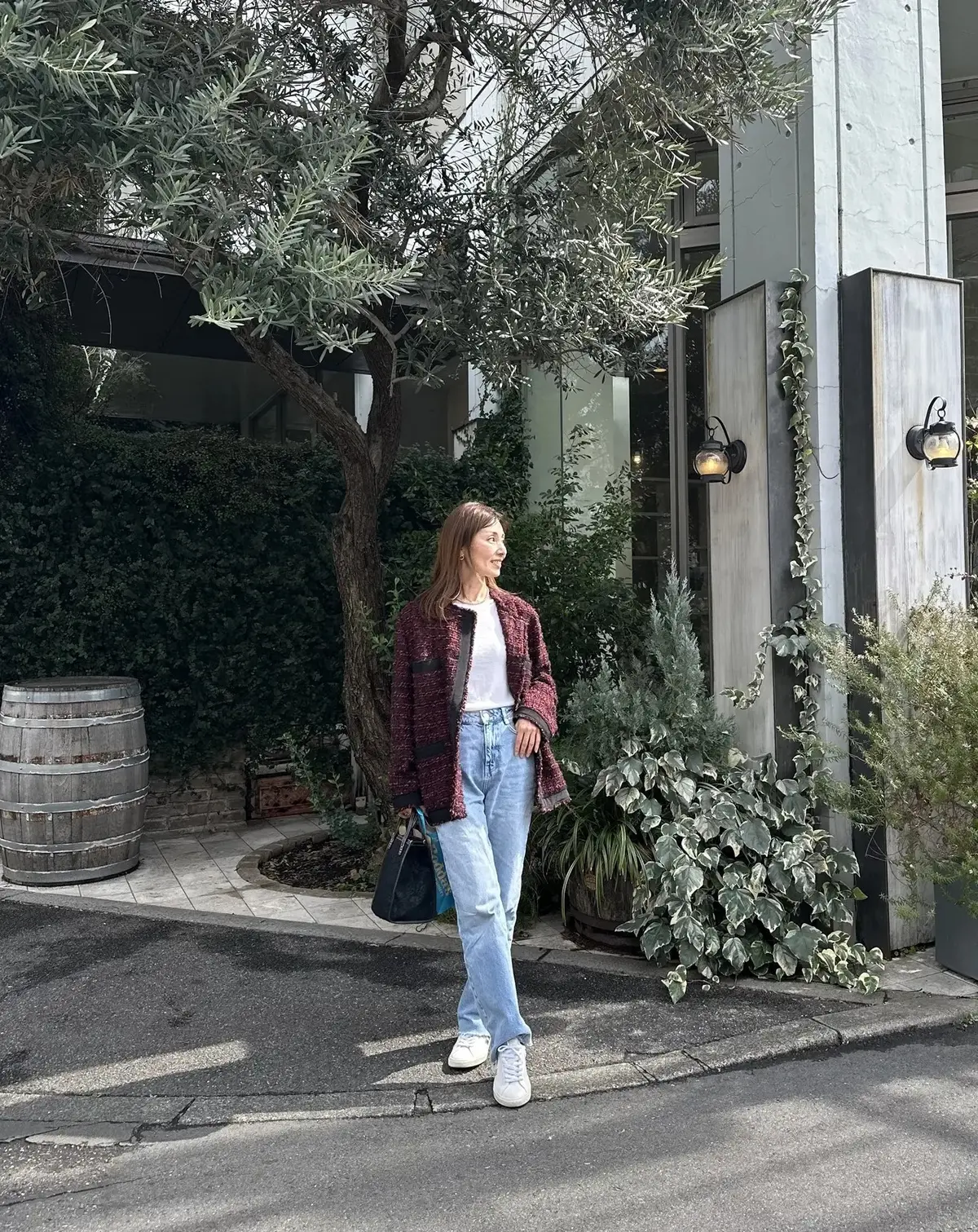 ツイードジャケットをデニム合わせでカジュアルに