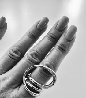 シャルロットシェネのリング着用画像