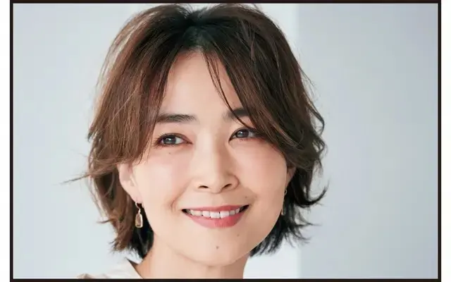 重めなショートボブは、センターパートで抜け感を表現【50代髪型・ヘアスタイル】