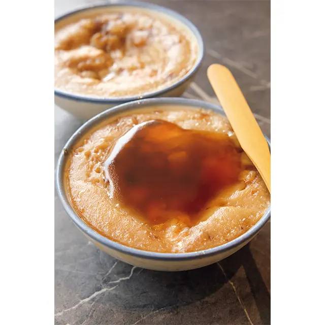 肉あん、しいたけなどを米粉ペーストと一緒に小さな碗に入れて蒸した台湾式ライスプディング。みたらし風ソースで。碗粿（ワーグイ）NTD35