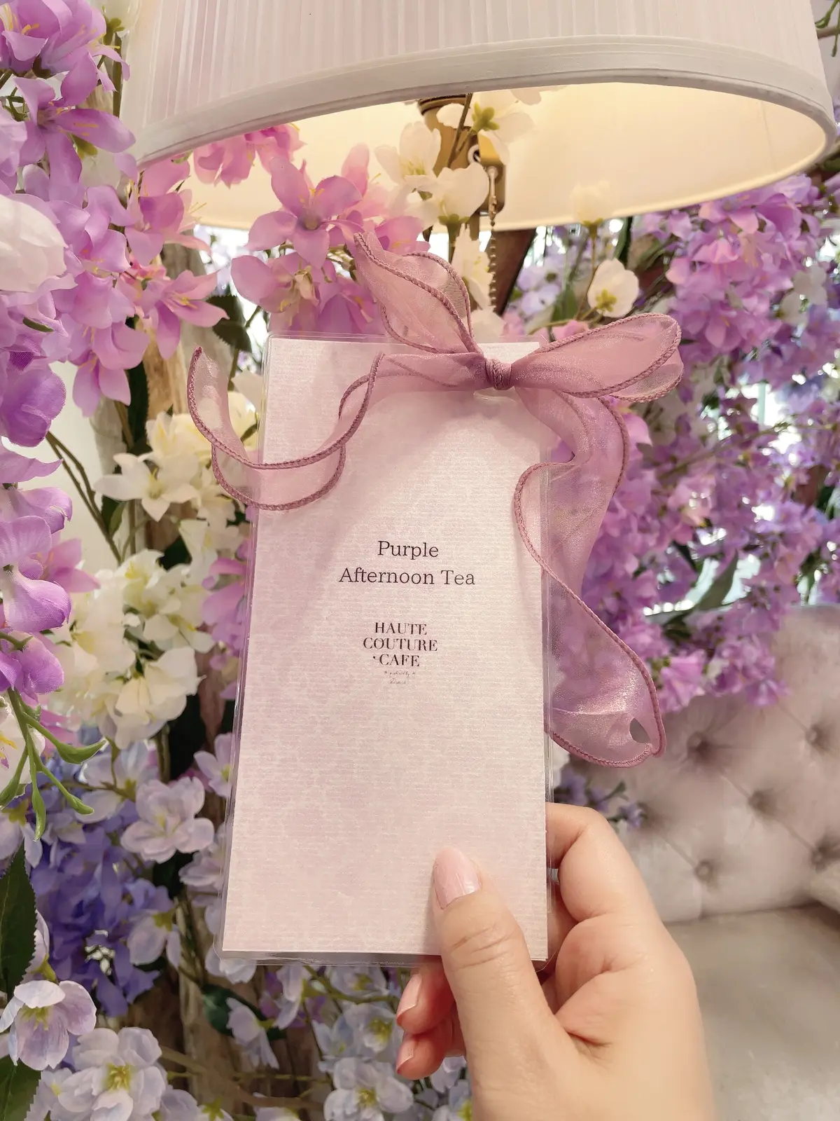 ソファ、テーブル席、Blouse、Skirt、vis、Shoes、shoel mine、スイーツ、パルフェ、パフェ、ケーキ、チョコレート、藤棚、藤、アーティフィシャルフラワー、クロワッサン、スープ、生ハム、オードブル、セイボリー、薄紫、紫色、紫、白、ブラウス、白ブラウス、フリル、フリルブラウス、シースルー、ストライプ、ロングヘア、パープル、purple、カップ、お茶、カフェ、カフェラテ、店内、HAUTE COUTURE • CAFE、HAUTE COUTURE • CAFE表参道、期間限定、Purple Afternoon Tea、オートクチュールカフェ、オートクチュールカフェ表参道、表参道、カフェ、アフタヌーンティー、HAUTE COUTURE CAFE、HAUTE COUTURE CAFE表参道、メニュー、　