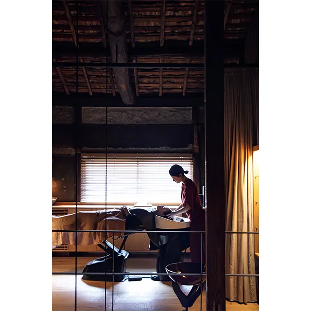 ト リートメントは2 階をひとりじめして行われる。ゆ ったりとした空間に自然と気持ちもほどける