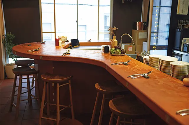 席はカウンタ ーのみ、奥のラウンドコーナーは、3〜4人でテーブル使い もできる。