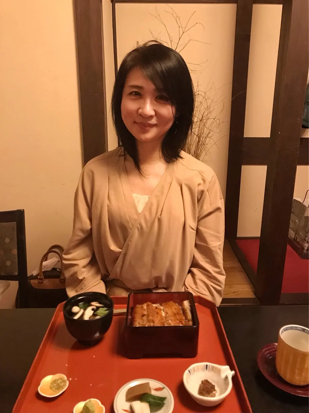 御食事の盆と女性