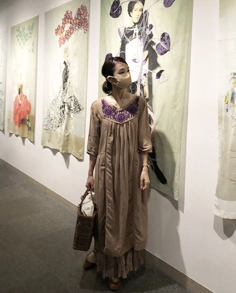 濃ベージュ刺繍ワンピで、ひびのこづえ展の画像_3