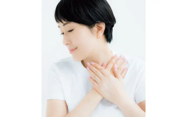 手に残ったものを首もとや荒れやすい手の甲にも